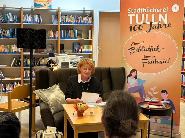 Bei einer Lesung der Autorin. | Foto: Privat
