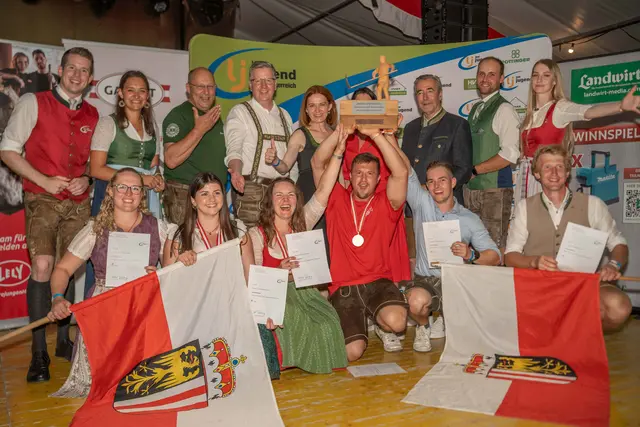 Katharina Auer (1. Reihe, 3. v. l.) darf sich nicht nur über den Gruppensieg, sondern auch den dritten Platz in der Kategorie "Mädchen Klasse I" freuen. | Foto: Barbara Stipper