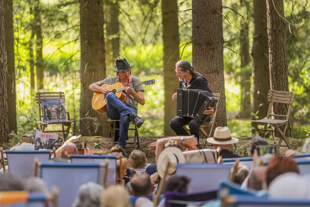 Musikliebhaber kommen beim 20. Schrammel.Klang.Festival in Litschau auf ihre Kosten. Rund um den Herrensee verbindet das Festival Wiener Schrammelmusik mit Weltmusik und besonderen Klangerlebnissen inmitten der Natur. | Foto: Stephan Mussil