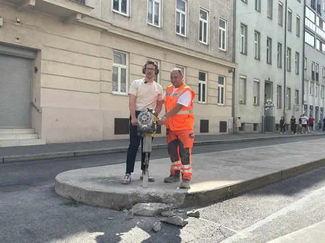 Michael Luxenberger (Grüne) und der Bauarbeiter, der dem Bezirkschef beim Bedienen des Presslufthammers unterstützt hat.  | Foto: Nathanael Peterlini/MeinBezirk