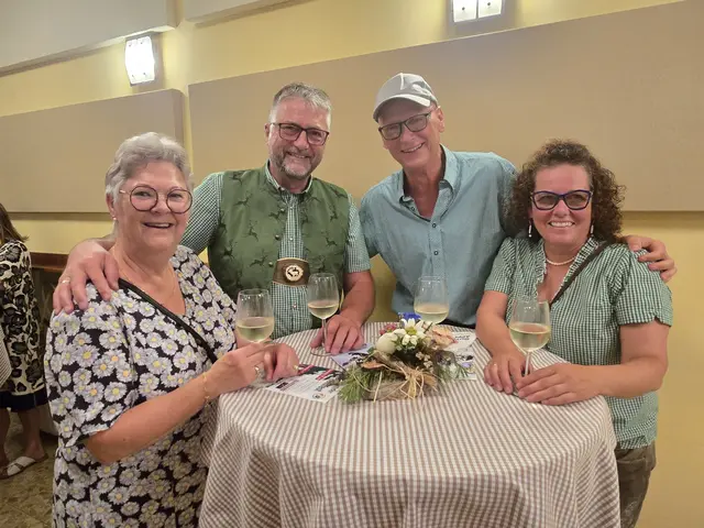 Ina Hochreiter, Gnedt Hans, Günter Goldhahn und Angela Gnedt verbrachten einen gemütlichen Sommerabend beim Sommertheater St.Aegyd. | Foto: Julia Steyrer