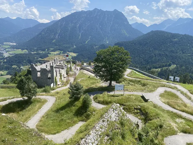 Der Schlosskopf ist gut erschlossen und auch mit dem Rollstuhl oder mit Kinderwagen gut bewältigbar. | Foto: Burgenwelt Ehrenberg