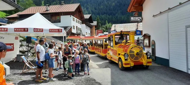 Mit dem Stadl-Express ging es am Donnerstag von Rinnen zurück ins malerische Mitteregg. | Foto: Radio Tirol/Patricia Graeff