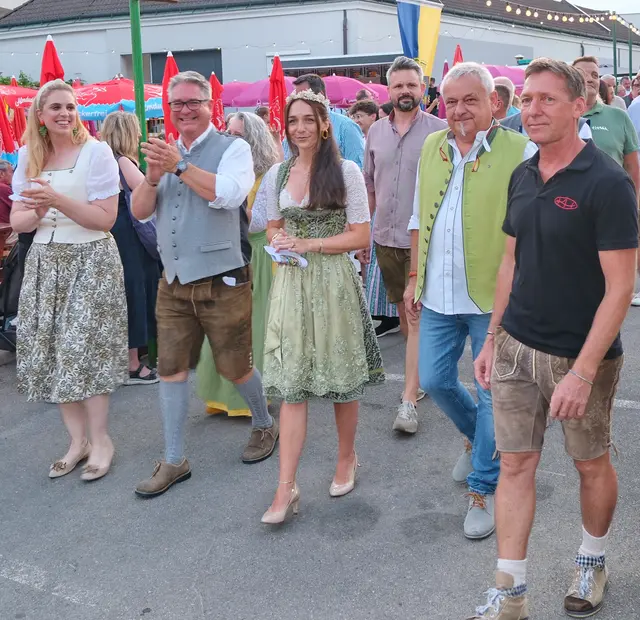 Hinter den Traktoren gleich in erster Reihe bewegten sich Landtagsabgeordnete Marlene Zeidler-Beck, Ortschef Robert Weber, Weinprinzessin Celine I., SPÖ-Bezirksvorsitzender David Loretto, Vize-Bürgermeister Nikolaus Brenner und Festobmann Michael Hofstädter zur Festtribüne.  | Foto: Claudia Reisinger