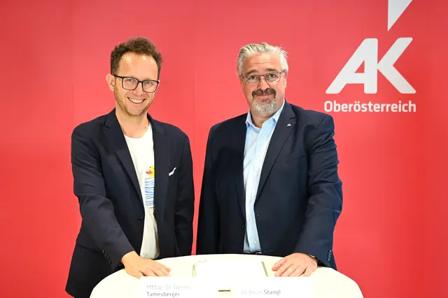 AK-Präsident Andreas Stangl (r.) und Dennis Tamesberger, Abteilung Wirtschafts-, Sozial- und Gesellschaftspolitik. | Foto: AK OÖ/Wolfgang Spitzbart