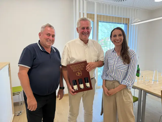 Bürgermeister Bernhard Karnthaler, Martin Preineder und GR Karin Fuchs-Binishofer. | Foto: Gemeinde / HÜBL