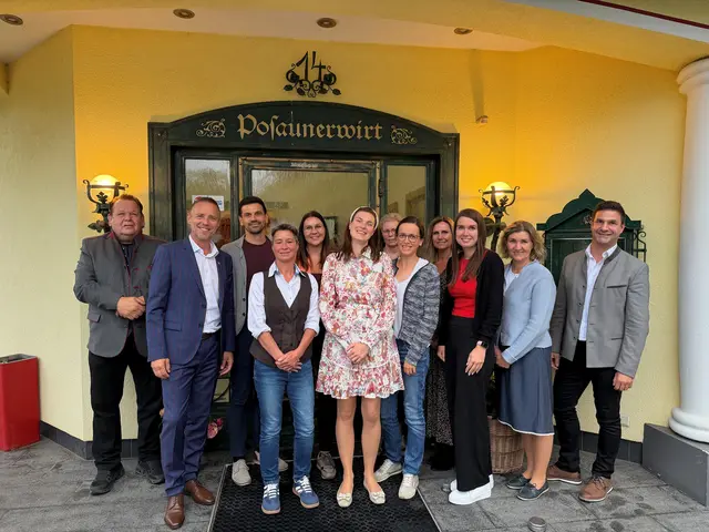 10 Jahre im Kardinal Schwarzenberg Klinikum: Michael Reiter, Barbara Wiesmann, Verena Breinhölder, Freya-Maria Penatzer, Elisabeth Vorderegger, Johanna Schober-Karsten, Beatrix Linsinger, Julia Poxleithner und Annemarie Machreich mit Rupert Doppler, Peter Eder und Rene Empl | Foto: Kardinal Schwarzenberg Klinikum