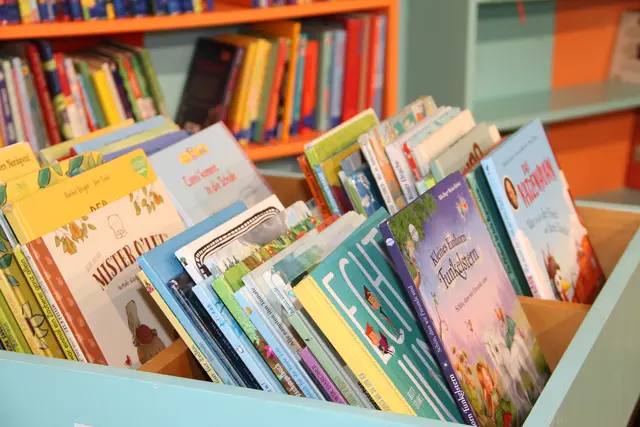 Eine Bücherbox ist zu sehen.