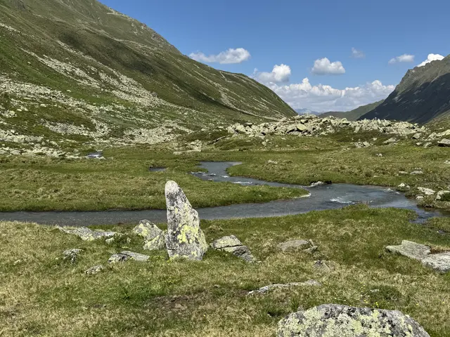 Der Menhir repräsentiert in Kombination mit dem Bächlein die Naturbelassenheit des Platzertales. ©W. Kräutler