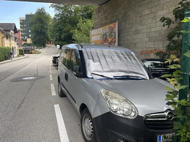 Nachdem das mobile Radar in der Steinfeldstraße mit einem Stein beworfen worden war, wurde die beschädigte Scheibe abgedeckt. | Foto: MeinBezirk/Philipp Gratzer