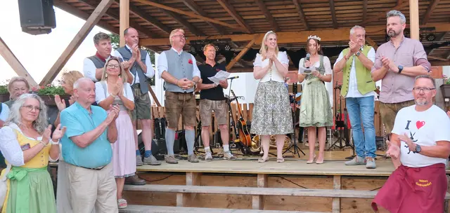 Weinprinzessin Celine I. (4.v.r.) begrüßte die zahlreichen Ehrengäste – weiter auf dem Podium zu sehen – Klubobmann und Landtagsabgeordneter René Zonschitz (2.v.l.), daneben Bürgermeister Robert Weber, Festobmann Michael Hofstädter, Landtagsabgeordnete Marlene Zeidler-Beck (3.v.r.), Vizebürgermeister Nikolaus Brenner und SPÖ-Bezirksvorsitzender David Loretto. 
 | Foto: Claudia Reisinger
