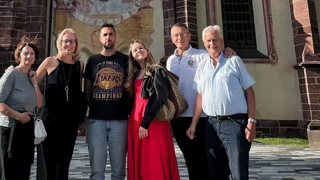 Die Weltstars aus Mailand vor dem Gailtaler Dom, im Kreis der Organisatoren | Foto: Ingo Ortner