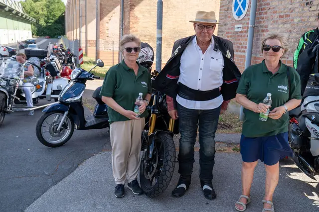Wolfgang Böck mit Waldquelle Promoterinnen Reumann und Bierbaum | Foto: KBB Miriam Halwax