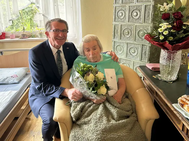Franz Piribauer gratulierte Klaudia Hütter zum 80er. | Foto: Stadt Wiener Neustadt/Weller
