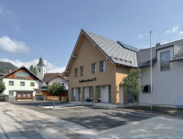 Die Öblarner Raiffeisenbank wurde architektonisch neugestaltet und an die Anforderungen des modernen Bankwesens angepasst.  | Foto: Kreiner Architektur