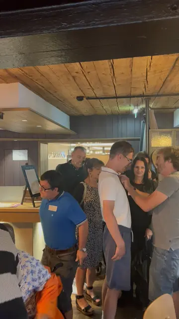Besucher treffen beim ersten Inklusionsstammtisch im Hofwirt Seekirchen ein und erhalten ihre Namensschilder. Bereits beim Ankommen entstehen die ersten Gespräche und Begegnungen – der Grundstein für einen Abend voller Austausch auf Augenhöhe.  | Foto: Christian Angerer