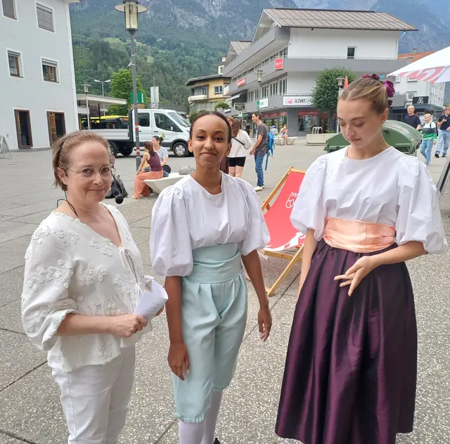 Tanzlehrerin Margit Legler mit ihren Tänzerinnen Sina Zack und Annelie Fiona Vanicek (v.l.) | Foto: Monika Hammerl