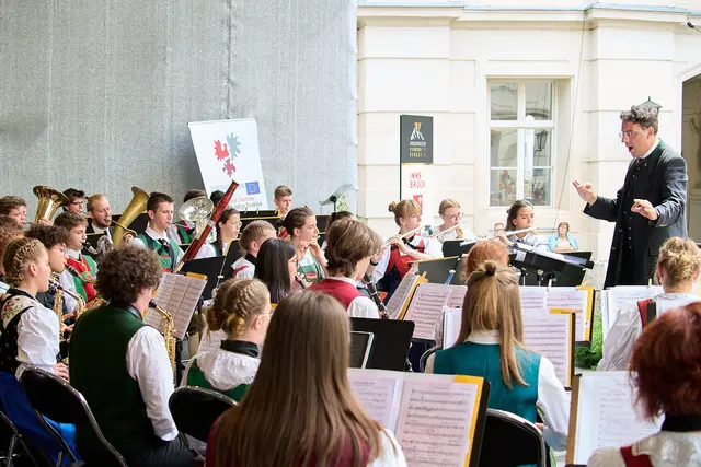 Der Auftritt des Euregio-Jugendblasorchesters bei den Innsbrucker Promenadenkonzerten ist längst zu einem festen Bestandteil des Konzertprogramms geworden und zählt zu den jährlichen Höhepunkten des Euregio-Musikprojekts. | Foto: Wolfgang Alberty