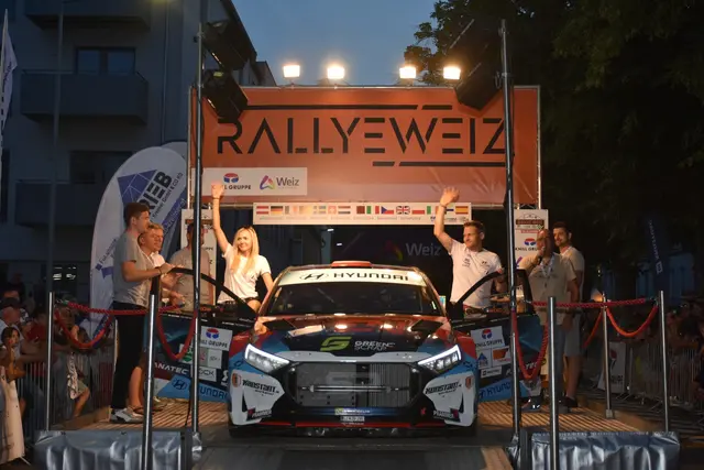 Rallye-Weiz-Titelverteidiger Simon Wagner, Hanna Ostlender bei der Opening-Night in der Eruopa-Allee. | Foto: Harald Illmer