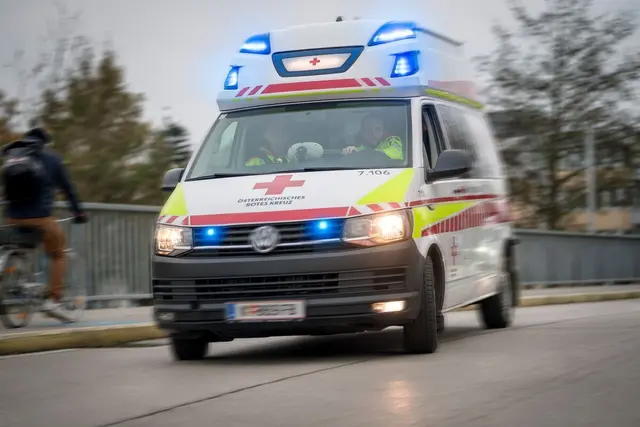 Der Hausbewohner wurde von der Rettung ins Krankenhaus Kittsee gebracht, seine Pflegekraft mit dem Rettungshubschrauber ins AKH Wien. | Foto: Bernhard Knaus