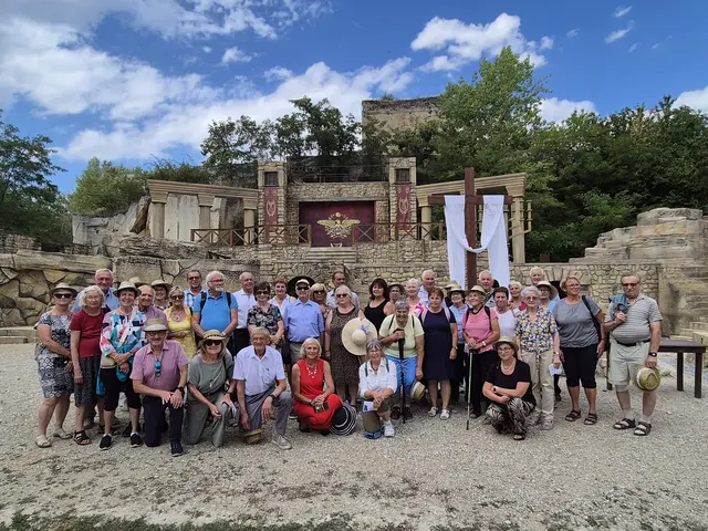 Die Reisegruppe des Seniorenbundes Weyer vor dem Bühnenbild der Passionsspiele im Steinbruch St. Margarethen kurz vor Beginn der Vorstellung. | Foto: L. Brandner