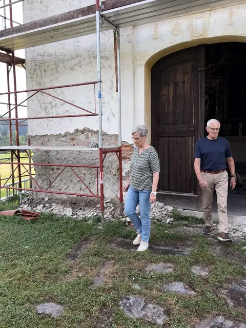 Die Kirchentür soll zumindest außen nach historischen Vorgaben bearbeitet werden. | Foto: MeinBezirk/Susanne Veronik