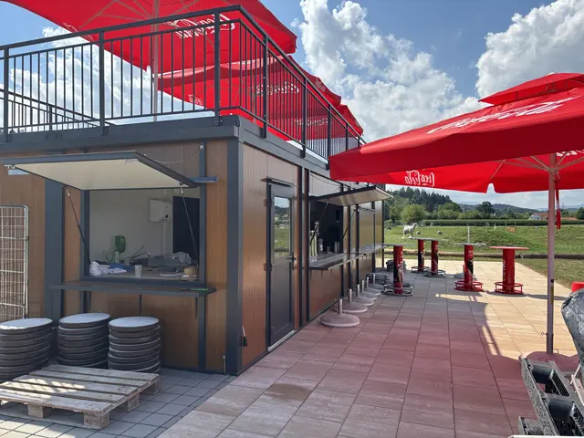 Die Gastronomie mit einer schönen Terrasse, von der aus man das ganze Areal einsehen kann. | Foto: MeinBezirk/Bernhard Engelmann