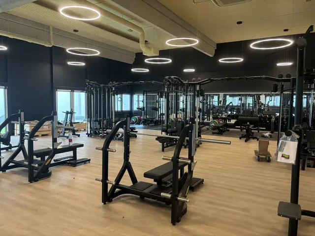 Moderne Geräte von Technogym stehen bereit.
