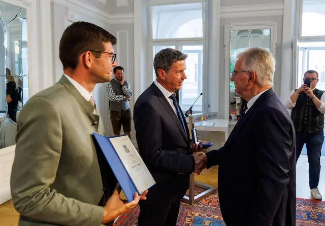 Albert Wutscher wurde im Spiegelsaal der Kärntner Landesregierung mit der Goldenen Lorbeere mit Brillanten – der höchsten Auszeichnung des Landes Kärnten für außergewöhnliches ehrenamtliches Engagement – geehrt. | Foto: LPD Kärnten/ Jannach