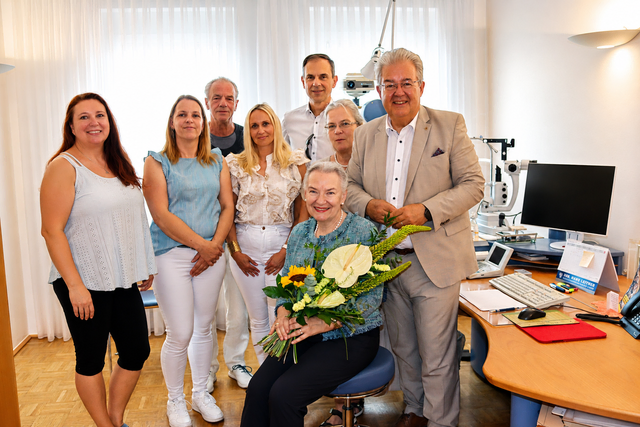Bürgermeister Walter Zemrosser, Stadtamtsleiter Hubert Madrian und Patient Reinhold Ratheiser verabschieden Dr. Andrea Mitterndorfer-Hinteregger mit ihrem Team, den Assistentinnen Ramona Trost, Simone Isopp und Maria Buchhäusl sowie Reinigungskraft Hedwig Klesch | Foto: Stadtgemeinde Althofen