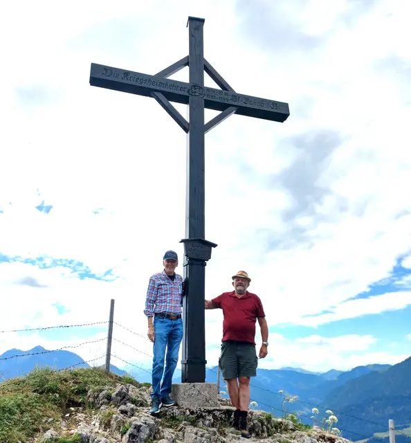 Peter Huetz und Werner Egger am neuen Kreuz. | Foto: Kameradschaft