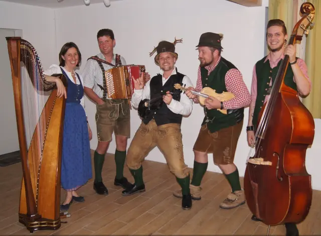 Mit "Die Schweinshaxn" macht Sebastian Fitzinger traditionelle Volksmusik (Mitte). | Foto: Schweinshaxn