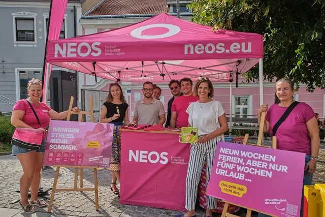 Das NEOS-Team Neulengbach rund um Lisa Köhler (erste von links) zusammen mit unter anderem Sophie Wotschke (zweite von links), Christoph Müller (dritter von links) und Indra Collini (zweite von rechts).  | Foto: NEOS