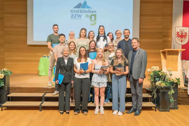 Die Absolventinnen und Absolventen in Innsbruck. Herzlichen Glückwunsch! | Foto: Stefan Langkau