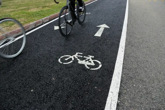 Baulich getrennte Radwege bieten Radfahrerinnen und Radfahrern deutlich mehr Sicherheit, als wenn sie im fließenden Kfz-Verkehr unterwegs sind.  | Foto: unsplash / Şahin Sezer Dinçer