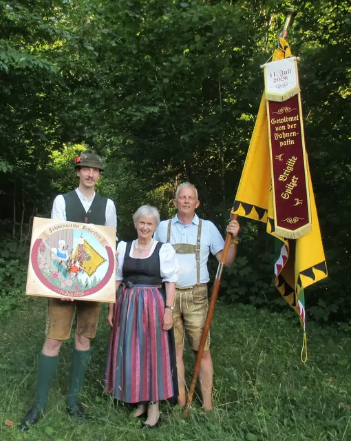 Benjamin Peschke, Fahnenpatin Brigitte Spitzer und OSM Günter Kaube. | Foto: Kranzlschützenverein Ebensee