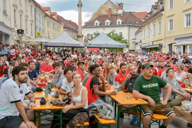 Zahlreiche Fußballfans versammelten sich beim WM-Spiel Österreich gegen Argentinien am Hohen Platz in Wolfsberg. Ein solches Bild wird es am Sonntag am Weiher nicht geben: Das geplante Public Viewing wurde wetterbedingt abgesagt. (Archivfoto) | Foto: Gerhard Pulsinger