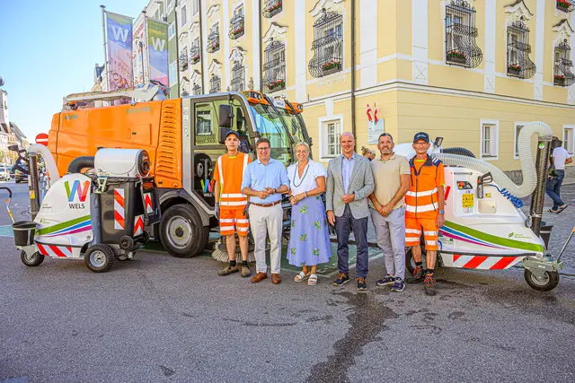 Der Welser Bürgermeister Andreas Rabl, Innenstadtreferentin Christa Raggl-Mühlberger (beide FPÖ) und Magistratsdirektor Peter Franzmayr besichtigten die Fuhrpark-Neuzugänge am Stadtplatz. | Foto: Stadt Wels