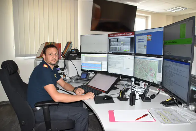 Abschnittsfeuerwehrkommandant Christoph Charvat ist auch Operativer Leiter der Alarmzentrale.  | Foto: Mirjam Preineder