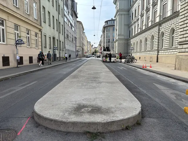 Die Fahrbahntrennung aus Beton ist "unnütz". Der freiwerdende Raum soll in breitere Gehsteige, breitere Fahrbahnen und Grünraum umgemünzt werden. | Foto: Nathanael Peterlini/MeinBezirk