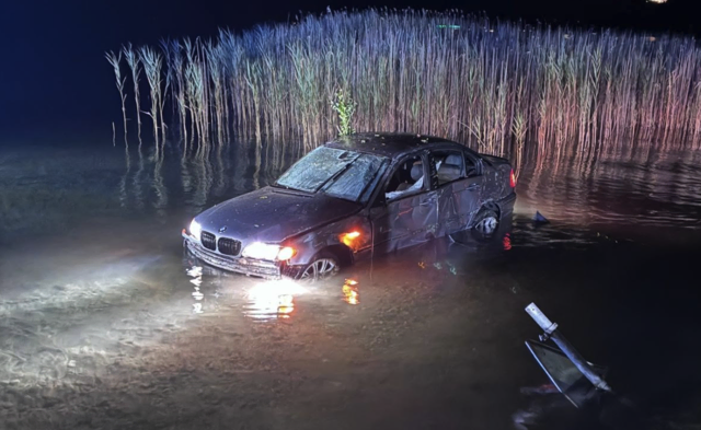 Der junge Autofahrer soll sich bei dem Unfall leichte Verletzungen zugezogen haben. | Foto: Freiwillige Feuerwehr Schiefling am See