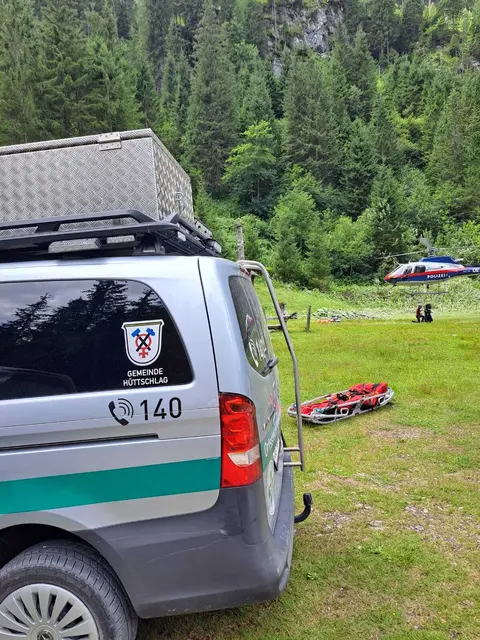 Sowohl die Bergrettung als auch das Hubschrauberteam waren rasch vor Ort, doch für die Frau kam jede Hilfe zu spät.  | Foto: Bergrettung Hüttschlag