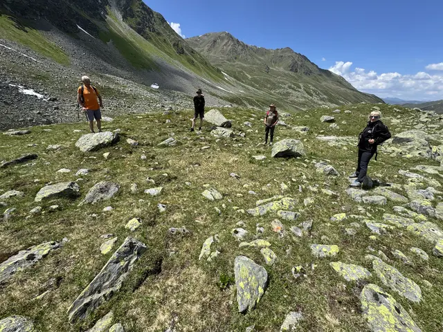 Die prähsitorische Steinsetzung in Form einer Steinspirale kann heute noch 'geortet' werden. ©Belinda Reinhardt