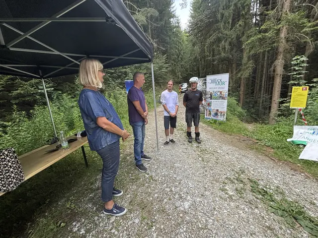 Bei der offiziellen Eröffnung: Bürgermeisterin Susanne Kaltenegger und Sportreferent Klaus Stark mit Max Trafella und Christian Schemmel von den Do-Bikern. | Foto: MeinBezirk/Angelika Kern