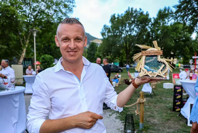 Lulzim Fejzullahi mit Skulptur des Wahrzeichens der Boje, gestiftet vom Ebenseer Alt-Krippenbauer Karl Hundstorfer. | Foto: lulzim.at