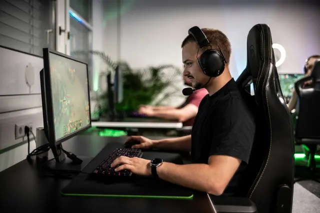 Gerade Gamer, die sehr viele Stunden vor dem Bildschirm sitzen, brauchen einen Sessel, der auf ihre Bedürfnisse abgestimmt ist.  | Foto: Unsplash / ELLA DON