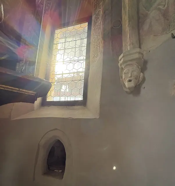 Spektakulärer Lichteinfall: Eines de gotischen Fenster hinter dem barocken Hochaltar, darunter ein sogenanntes Sakraments-Häuschen. Der Kopf unterhalb des Pilasters könnte sogar aus der Romanik sein. | Foto: MeinBezirk/Susanne Veronik