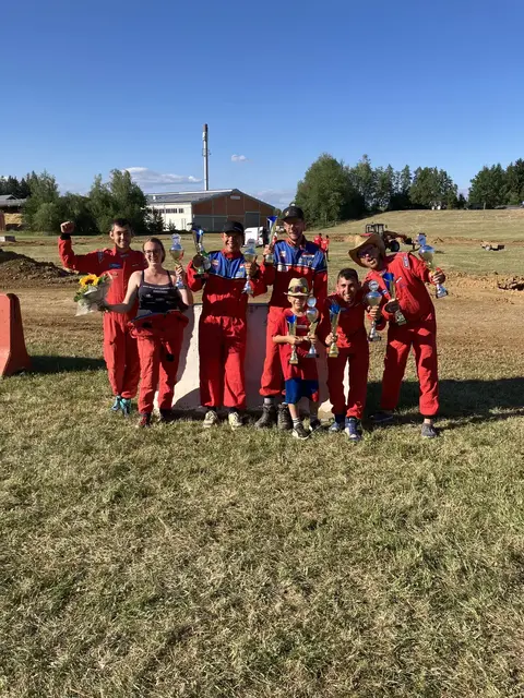 Das erfolgreiche Team des MIC Uttendorf freut sich über zehn Pokale beim Heimrennen. | Foto: MIC Uttendorf
