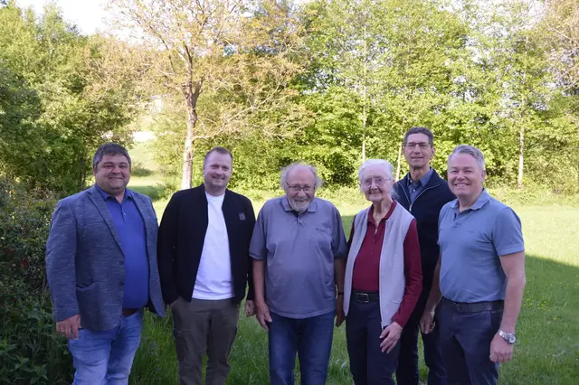 Die Gemeindevertreter Gerhard Schickbauer und Rene Feichtenschlager, Alois und Anna Moser, Vizebürgermeister Ferdinand Bernhofer, Bürgermeister Erich Priewasser (v. l. n. r.). | Foto: Gemeinde Höhnhart