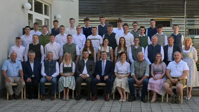 3A-Klasse – 1. Reihe v.l .: Bürgermeister Berhard Brait, LK-Rat Johann Großpötzl, BBK Obmann Franz Höllerl, Obfrau ARGE Meister Daniela Burgstaller, AV Obmann Dallinger Paul, Direktor Wolfgang Berschl, Bundesrätin Barbara Prügl, LR-Rat Hans Hosner, Bezirksbäuerin Bianca Huber, Bezirksjägermeister
Alois Selker; 2. Reihe v. l.: Philipp Doppermann (A), Michael Scharinger, Alexander Wölfleder, Benjamin Aichinger, Katharina Hagen (A), Christina Dallinger (G), Alina Scheuringer, Fabian Hörl, Roland Bubestinger, Raiffeisen Schärding Matthias Breidt, Schärdinger Molkerei Margit Mayr�Steffeldemel; 3. Reihe v. l.: Michael Oberauer, Florian Scherrer, Sebastian Wipplinger, Elias Gradinger, Luca Tummeltshammer (A), Fabian Pichler-Feichtlbauer, Jonas Breidt (A), Felix Kinzlbauer (G), Michael  ogetseder, Jakob Luger; 4.Reihe v. l.: Julian Fischbauer (G), Noah Baumann, Raphael Lang, Jonas Ortner, Martin Großpötzl, Timotheus Erlinger, Daniel Leitner (A), Lukas Aspöck.

A = Ausgezeichneter Erfolg
G = Guter Erfolg | Foto: Hans Mayer/LFS Otterbach